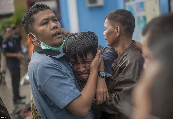 Chưa ghi nhận người Việt Nam bị ảnh hưởng trong thảm họa sóng thần ở Indonesia - Ảnh 4. Chưa ghi nhận người Việt Nam bị ảnh hưởng trong thảm họa sóng thần ở Indonesia - Ảnh 4.