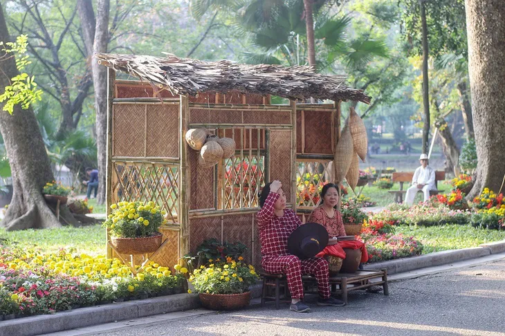 Mãn nhãn tác phẩm hình rồng “khổng lồ” được tạo từ 1,2 tấn hoa quả ở Hà Nội - Ảnh 11. Mãn nhãn tác phẩm hình rồng “khổng lồ” được tạo từ 1,2 tấn hoa quả ở Hà Nội - Ảnh 11.