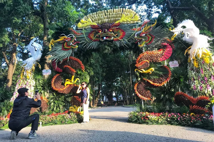 Mãn nhãn tác phẩm hình rồng “khổng lồ” được tạo từ 1,2 tấn hoa quả ở Hà Nội - Ảnh 4. Mãn nhãn tác phẩm hình rồng “khổng lồ” được tạo từ 1,2 tấn hoa quả ở Hà Nội - Ảnh 4.