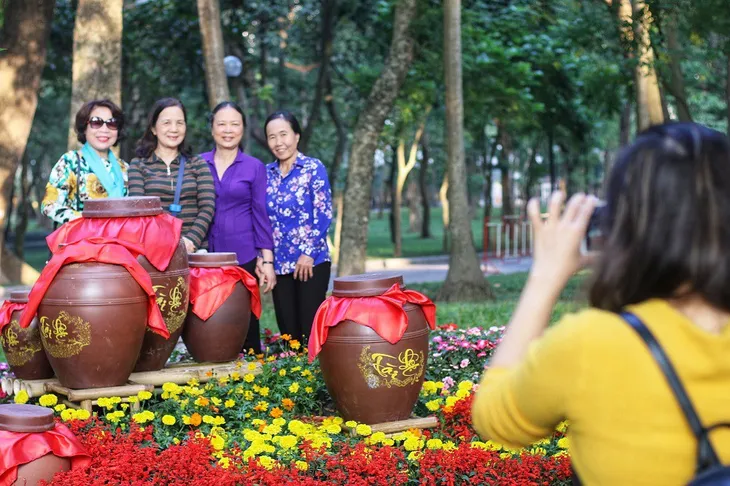Mãn nhãn tác phẩm hình rồng “khổng lồ” được tạo từ 1,2 tấn hoa quả ở Hà Nội - Ảnh 8. Mãn nhãn tác phẩm hình rồng “khổng lồ” được tạo từ 1,2 tấn hoa quả ở Hà Nội - Ảnh 8.