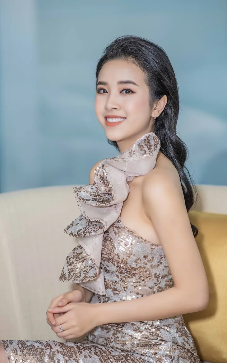 Issac bất ngờ hôn tay khiến Hoa hậu Tiểu Vy ngại ngùng - Ảnh 7. Issac bất ngờ hôn tay khiến Hoa hậu Tiểu Vy ngại ngùng - Ảnh 7.