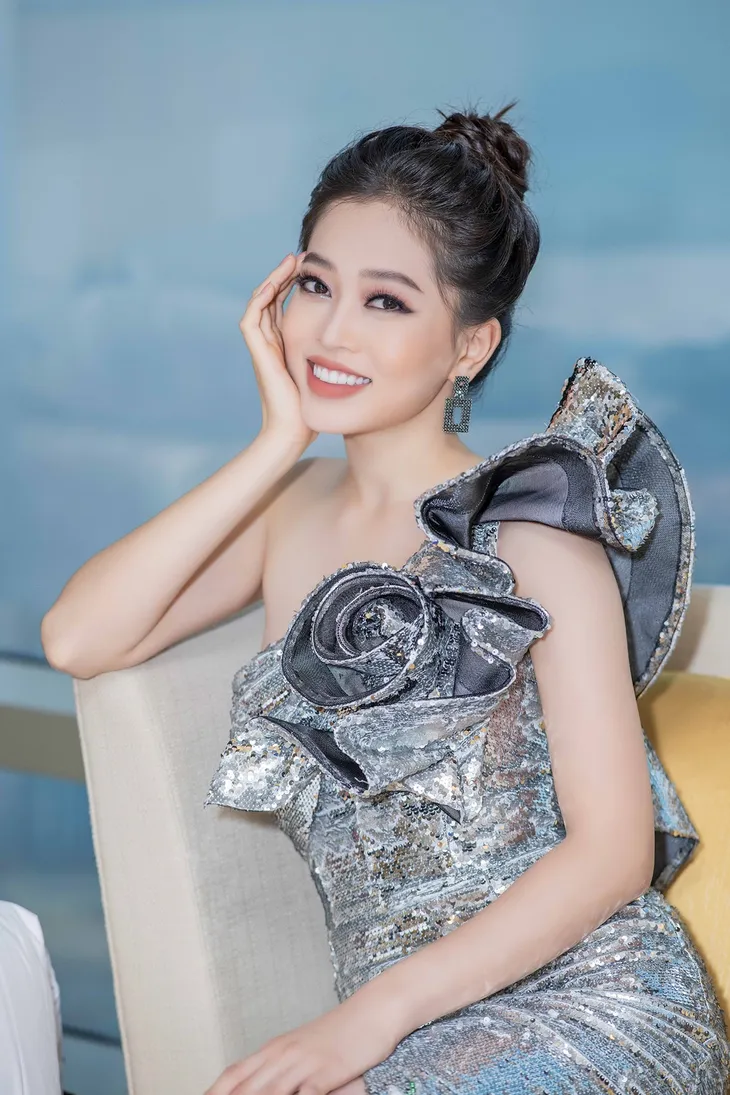 Issac bất ngờ hôn tay khiến Hoa hậu Tiểu Vy ngại ngùng - Ảnh 6. Issac bất ngờ hôn tay khiến Hoa hậu Tiểu Vy ngại ngùng - Ảnh 6.