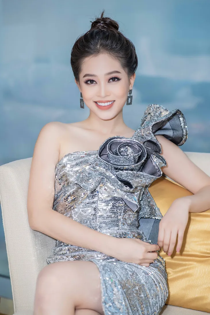 Issac bất ngờ hôn tay khiến Hoa hậu Tiểu Vy ngại ngùng - Ảnh 5. Issac bất ngờ hôn tay khiến Hoa hậu Tiểu Vy ngại ngùng - Ảnh 5.