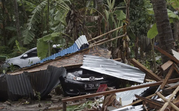 Indonesia: Số người thiệt mạng do sóng thần tăng lên 373 người - Ảnh 2. Indonesia: Số người thiệt mạng do sóng thần tăng lên 373 người - Ảnh 2.