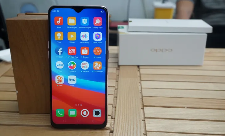 Mở hộp và trên tay nhanh Oppo F9 xanh Phỉ Thúy - Ảnh 7. Mở hộp và trên tay nhanh Oppo F9 xanh Phỉ Thúy - Ảnh 7.