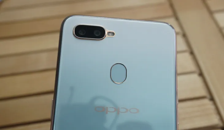 Mở hộp và trên tay nhanh Oppo F9 xanh Phỉ Thúy - Ảnh 8. Mở hộp và trên tay nhanh Oppo F9 xanh Phỉ Thúy - Ảnh 8.