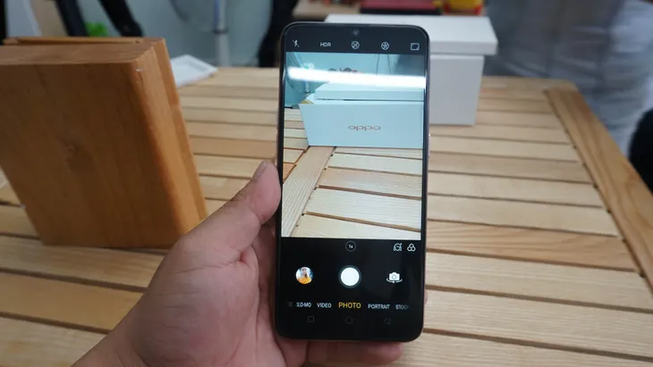 Mở hộp và trên tay nhanh Oppo F9 xanh Phỉ Thúy - Ảnh 9. Mở hộp và trên tay nhanh Oppo F9 xanh Phỉ Thúy - Ảnh 9.
