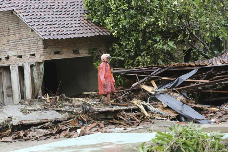 Indonesia lo ngại sóng thần tiếp tục xảy ra - Ảnh 6. Indonesia lo ngại sóng thần tiếp tục xảy ra - Ảnh 6.