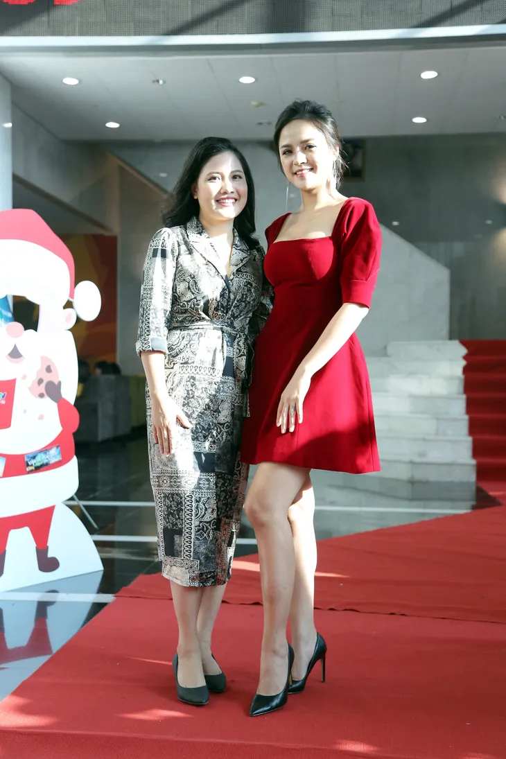 Quỳnh búp bê và My sói xinh lung linh bên hàng cây Noel - Ảnh 6. Quỳnh búp bê và My sói xinh lung linh bên hàng cây Noel - Ảnh 6.