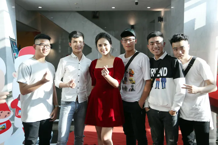 Quỳnh búp bê và My sói xinh lung linh bên hàng cây Noel - Ảnh 15. Quỳnh búp bê và My sói xinh lung linh bên hàng cây Noel - Ảnh 15.
