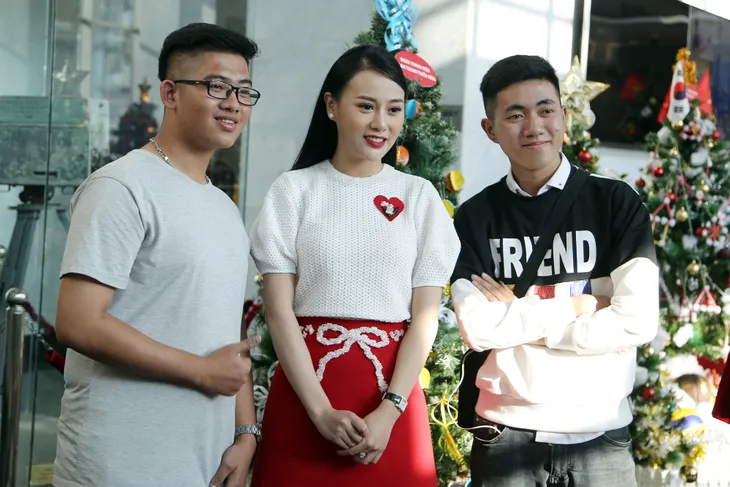 Quỳnh búp bê và My sói xinh lung linh bên hàng cây Noel - Ảnh 7. Quỳnh búp bê và My sói xinh lung linh bên hàng cây Noel - Ảnh 7.