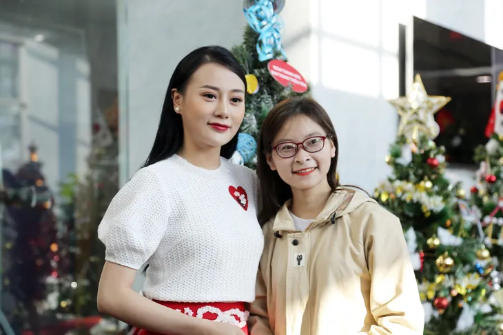 Quỳnh búp bê và My sói xinh lung linh bên hàng cây Noel - Ảnh 8. Quỳnh búp bê và My sói xinh lung linh bên hàng cây Noel - Ảnh 8.