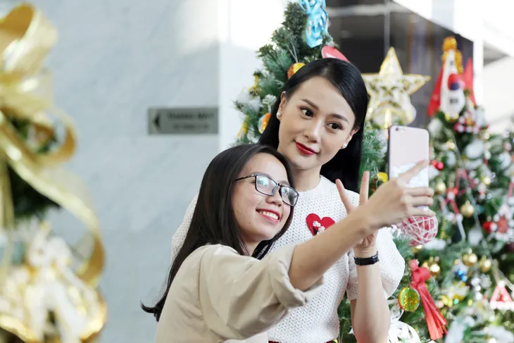 Quỳnh búp bê và My sói xinh lung linh bên hàng cây Noel - Ảnh 12. Quỳnh búp bê và My sói xinh lung linh bên hàng cây Noel - Ảnh 12.
