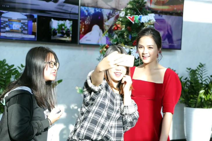 Quỳnh búp bê và My sói xinh lung linh bên hàng cây Noel - Ảnh 10. Quỳnh búp bê và My sói xinh lung linh bên hàng cây Noel - Ảnh 10.