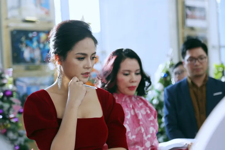 Quỳnh búp bê và My sói xinh lung linh bên hàng cây Noel - Ảnh 1. Quỳnh búp bê và My sói xinh lung linh bên hàng cây Noel - Ảnh 1.