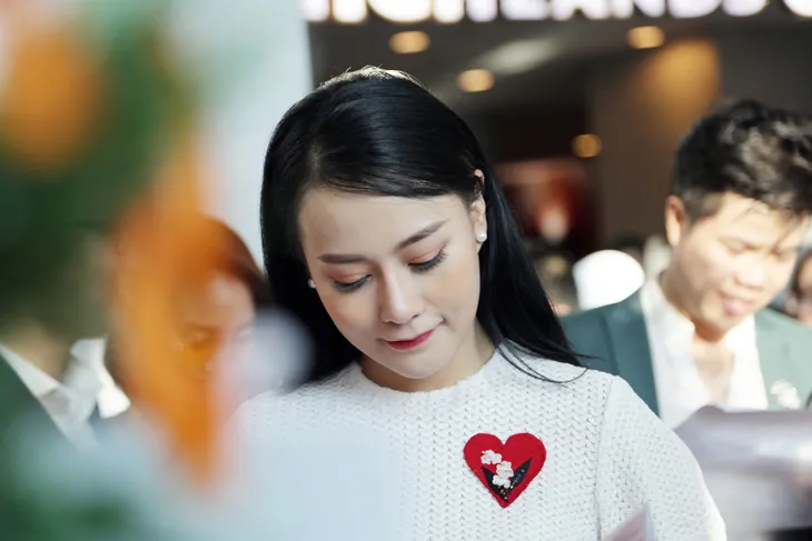 Quỳnh búp bê và My sói xinh lung linh bên hàng cây Noel - Ảnh 2. Quỳnh búp bê và My sói xinh lung linh bên hàng cây Noel - Ảnh 2.