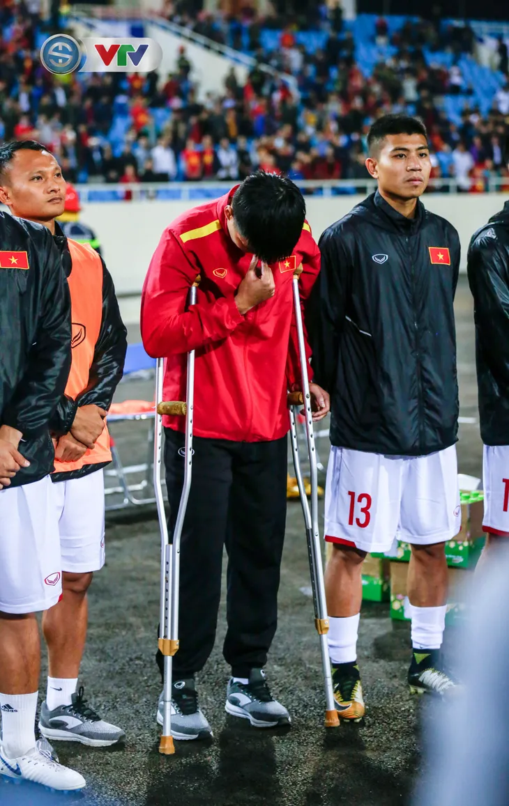 Chia tay Asian Cup 2019, Lục Xuân Hưng buồn bã rơi nước mắt - Ảnh 1. Chia tay Asian Cup 2019, Lục Xuân Hưng buồn bã rơi nước mắt - Ảnh 1.