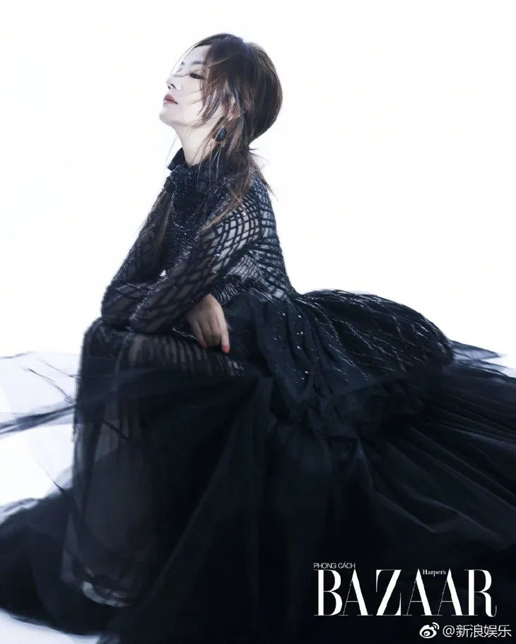 Triệu Vy ấn tượng khó quên trên Harpers Bazaar Việt Nam - Ảnh 4. Triệu Vy ấn tượng khó quên trên Harpers Bazaar Việt Nam - Ảnh 4.