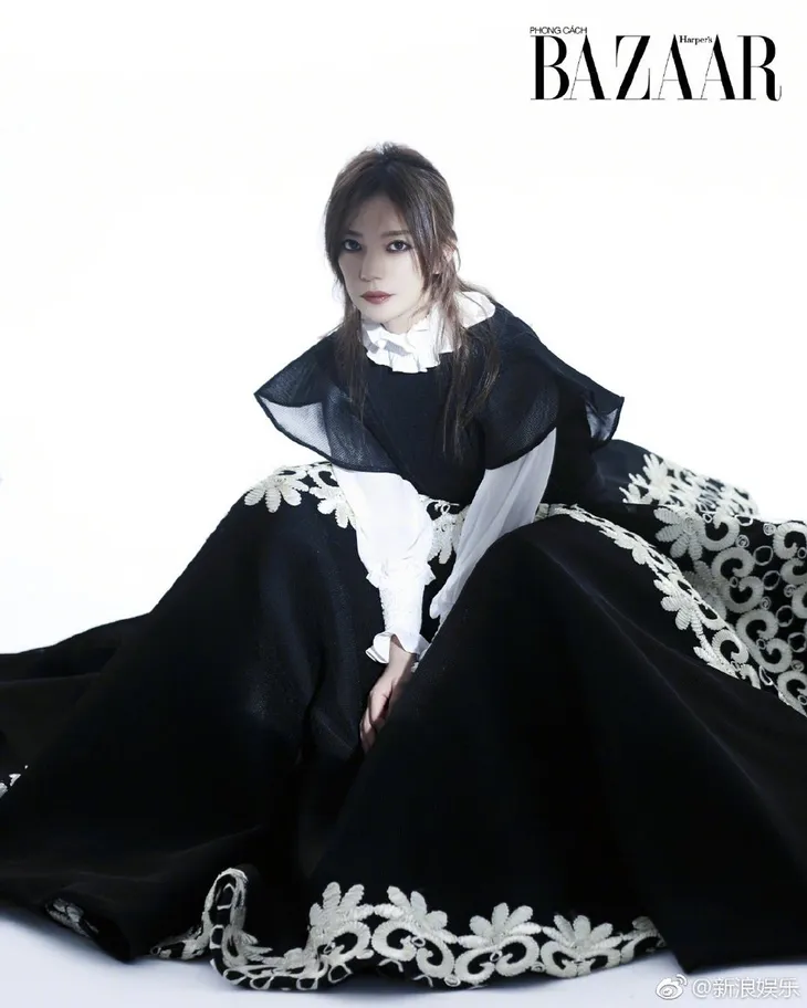 Triệu Vy ấn tượng khó quên trên Harpers Bazaar Việt Nam - Ảnh 3. Triệu Vy ấn tượng khó quên trên Harpers Bazaar Việt Nam - Ảnh 3.