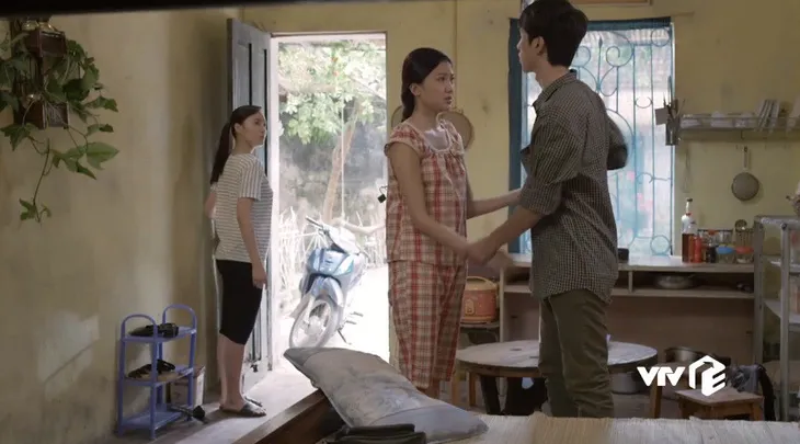 Những cô gái trong thành phố - Tập 3: Trúc bị khách ép uống bia rồi giở trò trở mặt - Ảnh 9. Những cô gái trong thành phố - Tập 3: Trúc bị khách ép uống bia rồi giở trò trở mặt - Ảnh 9.