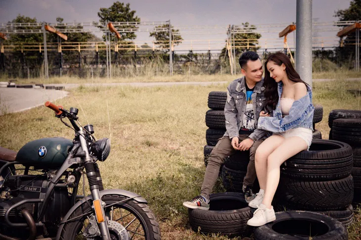 Khắc Việt yêu say đắm hotgirl Kelly Nguyễn trong MV mới Nụ cười mặn - Ảnh 1. Khắc Việt yêu say đắm hotgirl Kelly Nguyễn trong MV mới Nụ cười mặn - Ảnh 1.