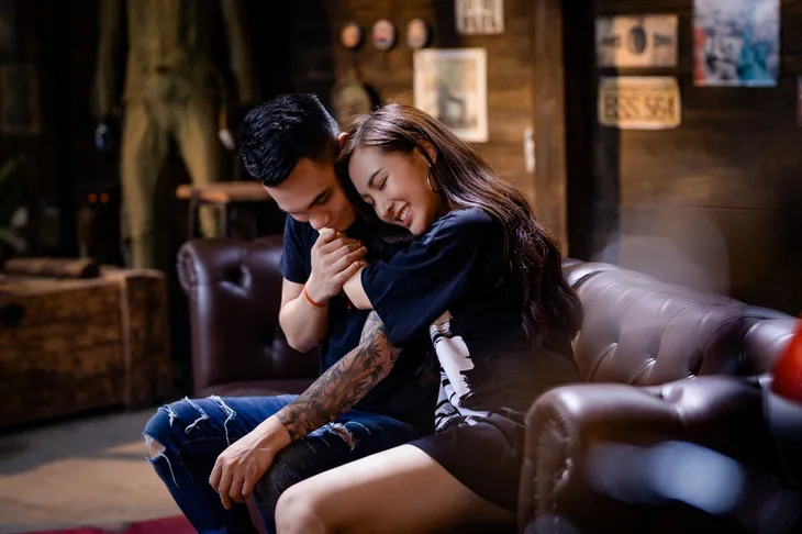 Khắc Việt yêu say đắm hotgirl Kelly Nguyễn trong MV mới Nụ cười mặn - Ảnh 2. Khắc Việt yêu say đắm hotgirl Kelly Nguyễn trong MV mới Nụ cười mặn - Ảnh 2.