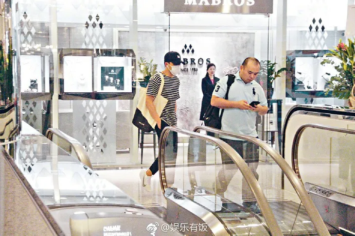 Lưu Khải Uy xuất hiện, từ chối nói về vụ ly hôn - Ảnh 2. Lưu Khải Uy xuất hiện, từ chối nói về vụ ly hôn - Ảnh 2.