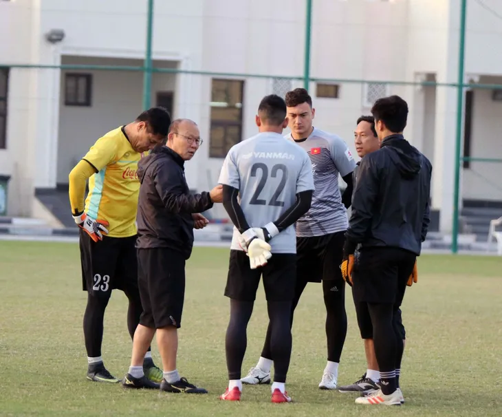 ẢNH: Buổi tập đầu tiên của ĐT Việt Nam tại Qatar chuẩn bị cho Asian Cup 2019 - Ảnh 4. ẢNH: Buổi tập đầu tiên của ĐT Việt Nam tại Qatar chuẩn bị cho Asian Cup 2019 - Ảnh 4.