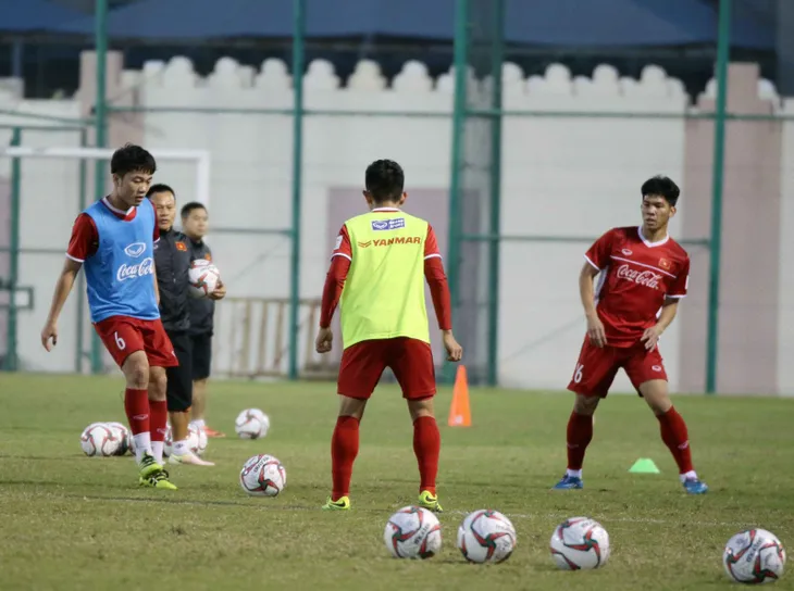 ẢNH: Buổi tập đầu tiên của ĐT Việt Nam tại Qatar chuẩn bị cho Asian Cup 2019 - Ảnh 9. ẢNH: Buổi tập đầu tiên của ĐT Việt Nam tại Qatar chuẩn bị cho Asian Cup 2019 - Ảnh 9.