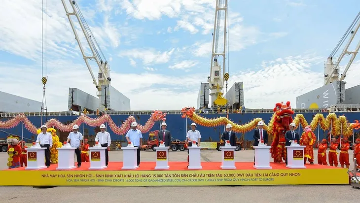 Vượt “sóng dữ”, Hoa Sen vẫn tăng trưởng không ngừng - Ảnh 2. Vượt “sóng dữ”, Hoa Sen vẫn tăng trưởng không ngừng - Ảnh 2.