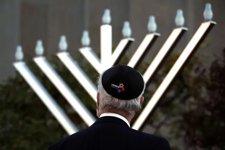 Đèn Hanukkah làm từ vỏ đạn rocket - Ảnh 3. Đèn Hanukkah làm từ vỏ đạn rocket - Ảnh 3.