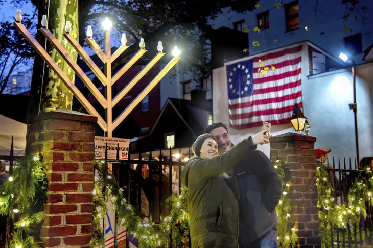 Đèn Hanukkah làm từ vỏ đạn rocket - Ảnh 4. Đèn Hanukkah làm từ vỏ đạn rocket - Ảnh 4.
