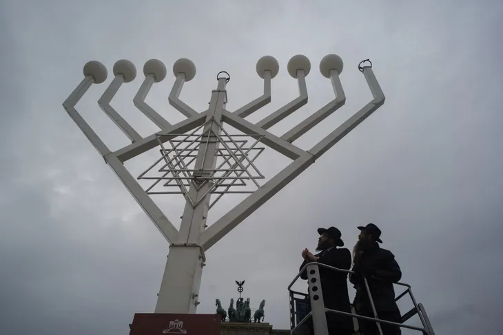 Đèn Hanukkah làm từ vỏ đạn rocket - Ảnh 2. Đèn Hanukkah làm từ vỏ đạn rocket - Ảnh 2.