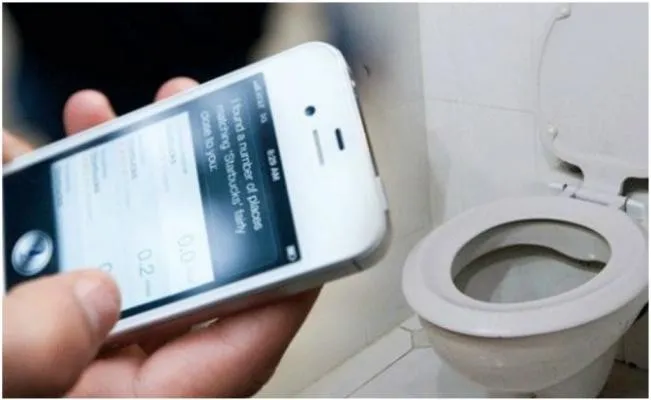 Điện thoại bẩn gấp 7 lần… bồn cầu vệ sinh - Ảnh 2. Điện thoại bẩn gấp 7 lần… bồn cầu vệ sinh - Ảnh 2.