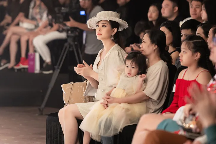BTV Diễm Trang biến hóa với phong cách quý tộc cổ điển bên con gái - Ảnh 7. BTV Diễm Trang biến hóa với phong cách quý tộc cổ điển bên con gái - Ảnh 7.