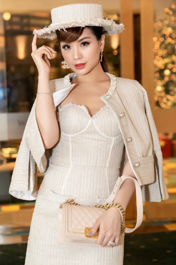 BTV Diễm Trang biến hóa với phong cách quý tộc cổ điển bên con gái - Ảnh 1. BTV Diễm Trang biến hóa với phong cách quý tộc cổ điển bên con gái - Ảnh 1.
