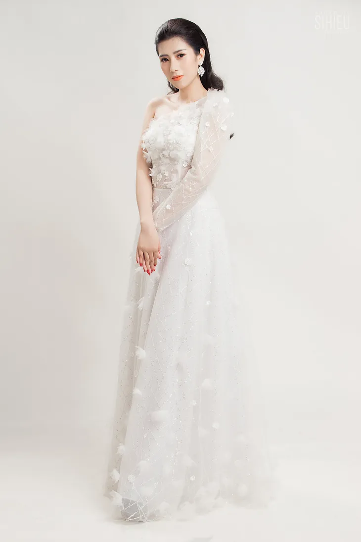 Người đẹp Dương Yến Nhung tuyên bố “lấn sân” ca hát trong năm 2019 - Ảnh 4. Người đẹp Dương Yến Nhung tuyên bố “lấn sân” ca hát trong năm 2019 - Ảnh 4.