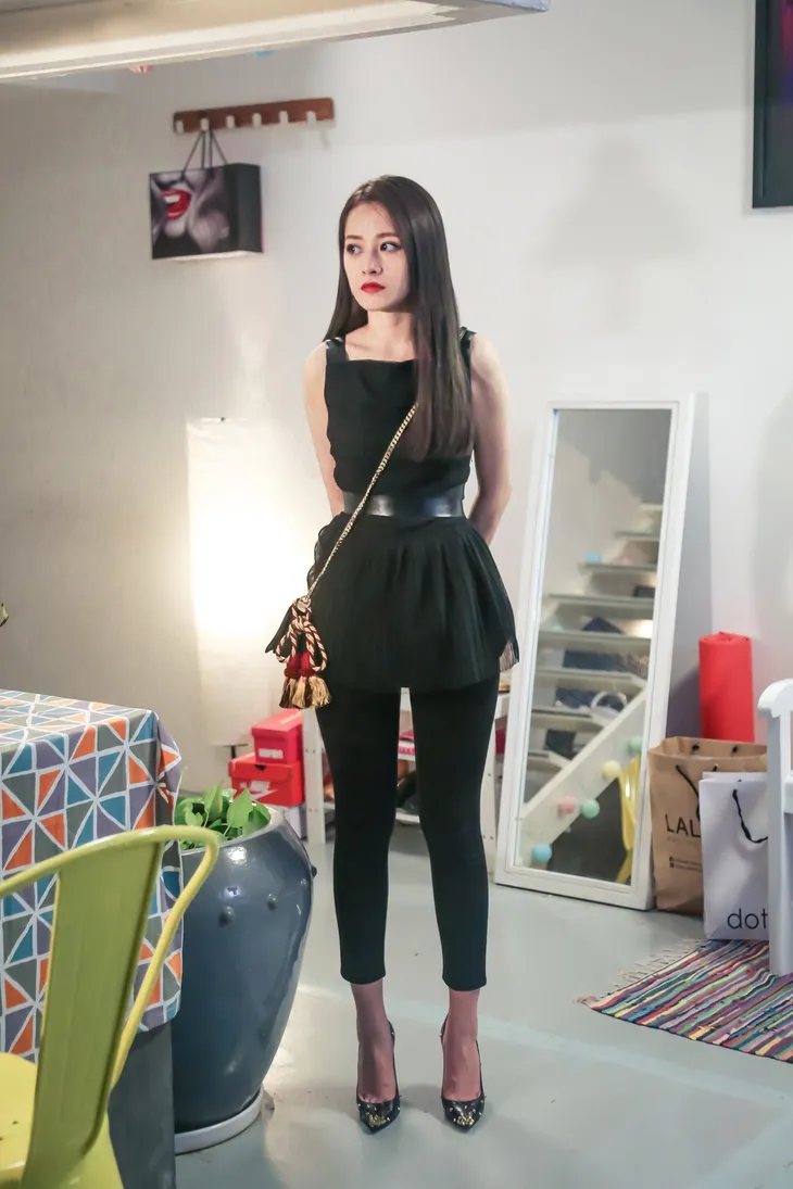 Chi Pu diện hàng loạt bộ cánh sang chảnh trong phim mới Mối tình đầu của tôi - Ảnh 7. Chi Pu diện hàng loạt bộ cánh sang chảnh trong phim mới Mối tình đầu của tôi - Ảnh 7.