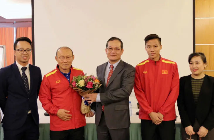 Đại sứ Việt Nam tại Qatar thăm và động viên ĐT Việt Nam - Ảnh 1. Đại sứ Việt Nam tại Qatar thăm và động viên ĐT Việt Nam - Ảnh 1.