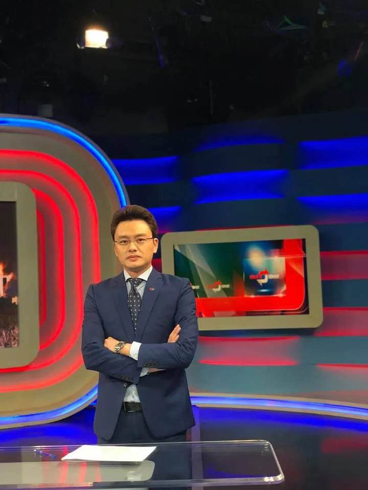 Đây là lý do BTV Hữu Bằng biến mất khỏi bản tin Thời sự 19h - Ảnh 2. Đây là lý do BTV Hữu Bằng biến mất khỏi bản tin Thời sự 19h - Ảnh 2.