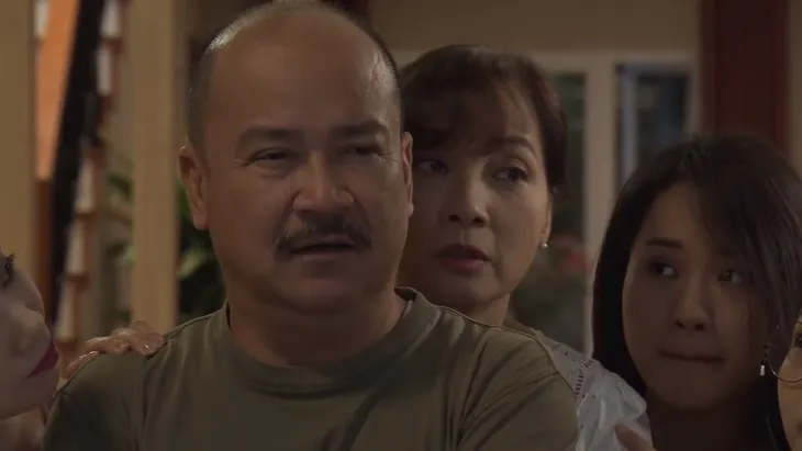 Mẹ ơi, bố đâu rồi? - Tập 18: Ông Mạnh (NS Hoàng Sơn) đau đầu vì bị kẻ lạ mặt quấy nhiễu hàng đêm - Ảnh 1. Mẹ ơi, bố đâu rồi? - Tập 18: Ông Mạnh (NS Hoàng Sơn) đau đầu vì bị kẻ lạ mặt quấy nhiễu hàng đêm - Ảnh 1.
