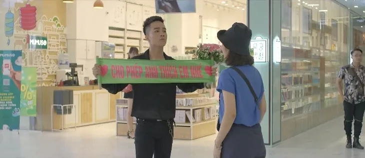 Yêu thì ghét thôi - Tập 28: Dũng (Duy Nam) mặt dày tỏ tình với Phương Anh (Trang Cherry) giữa trung tâm thương mại - Ảnh 1. Yêu thì ghét thôi - Tập 28: Dũng (Duy Nam) mặt dày tỏ tình với Phương Anh (Trang Cherry) giữa trung tâm thương mại - Ảnh 1.