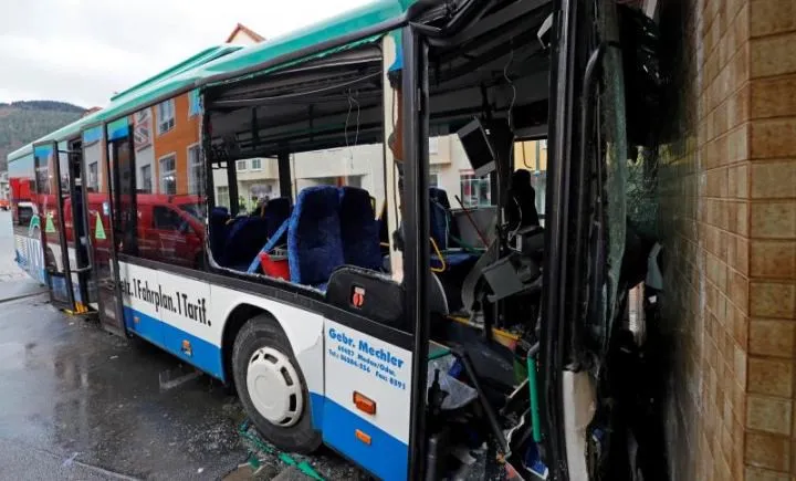 Tai nạn xe bus tại Đức, ít nhất 48 học sinh bị thương - Ảnh 3. Tai nạn xe bus tại Đức, ít nhất 48 học sinh bị thương - Ảnh 3.