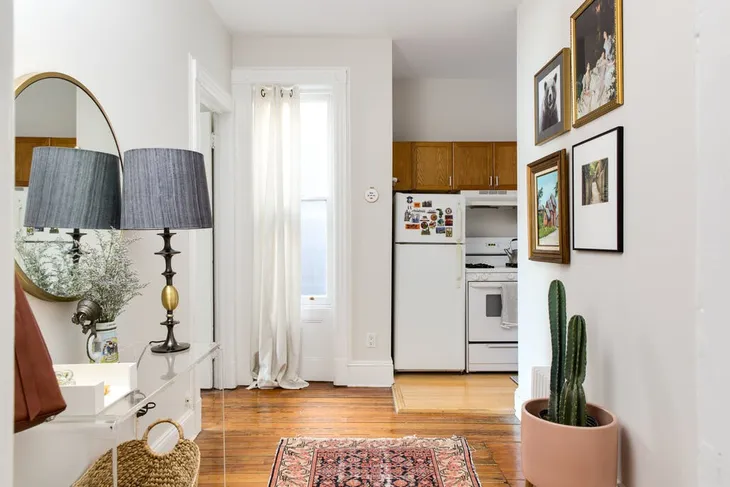 Nhặt nhạnh bí kíp tô điểm không gian sống nhỏ hẹp qua căn hộ ở Brooklyn - Ảnh 1.