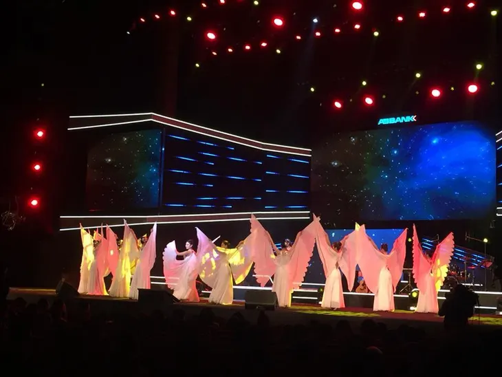 Nhiều ca sĩ nổi tiếng hòa giọng trong đại nhạc hội Tết An Bình 2018 - Sải cánh yêu thương - Ảnh 4. Nhiều ca sĩ nổi tiếng hòa giọng trong đại nhạc hội Tết An Bình 2018 - Sải cánh yêu thương - Ảnh 4.