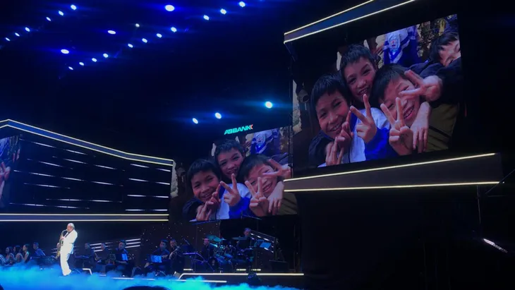 Nhiều ca sĩ nổi tiếng hòa giọng trong đại nhạc hội Tết An Bình 2018 - Sải cánh yêu thương - Ảnh 3. Nhiều ca sĩ nổi tiếng hòa giọng trong đại nhạc hội Tết An Bình 2018 - Sải cánh yêu thương - Ảnh 3.