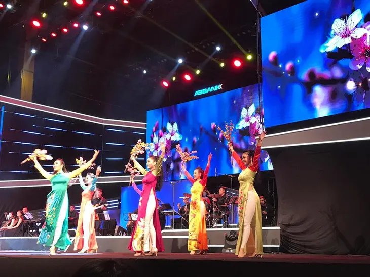 Nhiều ca sĩ nổi tiếng hòa giọng trong đại nhạc hội Tết An Bình 2018 - Sải cánh yêu thương - Ảnh 6. Nhiều ca sĩ nổi tiếng hòa giọng trong đại nhạc hội Tết An Bình 2018 - Sải cánh yêu thương - Ảnh 6.