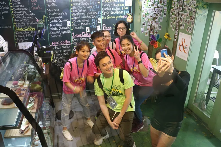 Đây là lý do fan thấy hoàng tử sơn ca Quang Vinh hốc hác tại Singapore - Ảnh 3. Đây là lý do fan thấy hoàng tử sơn ca Quang Vinh hốc hác tại Singapore - Ảnh 3.