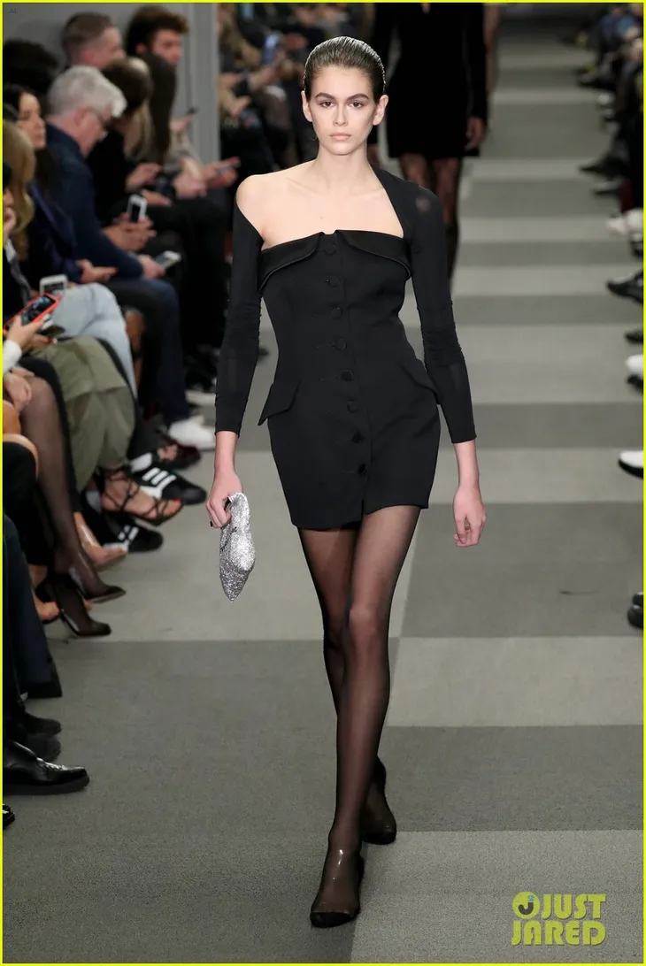Con gái của siêu mẫu thập niên 90 Cindy Crawford tỏa sáng trên sàn catwalk - Ảnh 1. Con gái của siêu mẫu thập niên 90 Cindy Crawford tỏa sáng trên sàn catwalk - Ảnh 1.