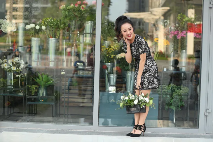 BTV Hoài Anh tươi trẻ dạo phố ngày giáp Tết - Ảnh 5. BTV Hoài Anh tươi trẻ dạo phố ngày giáp Tết - Ảnh 5.